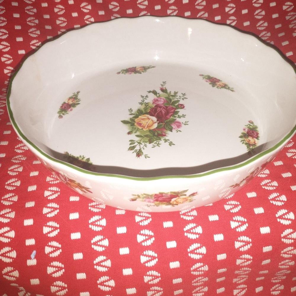 STUNNING ROYAL ALBERT " OLD COUNTRY ROSES" 10 INCH BAKER